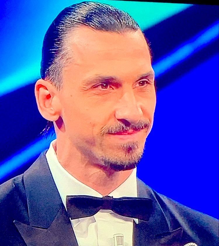 Aparitie FABULOASA a lui Zlatan la Sanremo! "Zlatan, sunt 26 de artisti!" "Nu, sunt 22. Pe restul trimiteti-i la Liverpool, ca ei cauta 4 fundasi!" :))