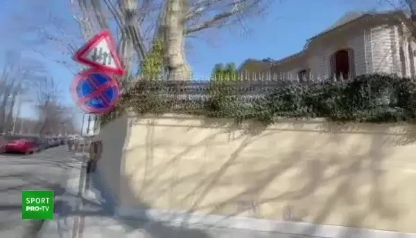 Coada la donatii in fata palatului lui Becali! Aproape 50 de oameni sarmani l-au asteptat pe patronul FCSB!