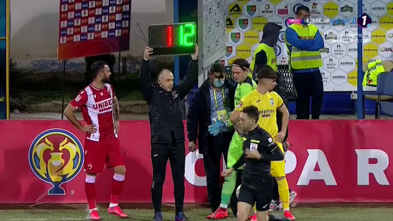 Pustai s-a INFURIAT dupa golurile marcate de Dinamo si a schimbat portarul la pauza!_1