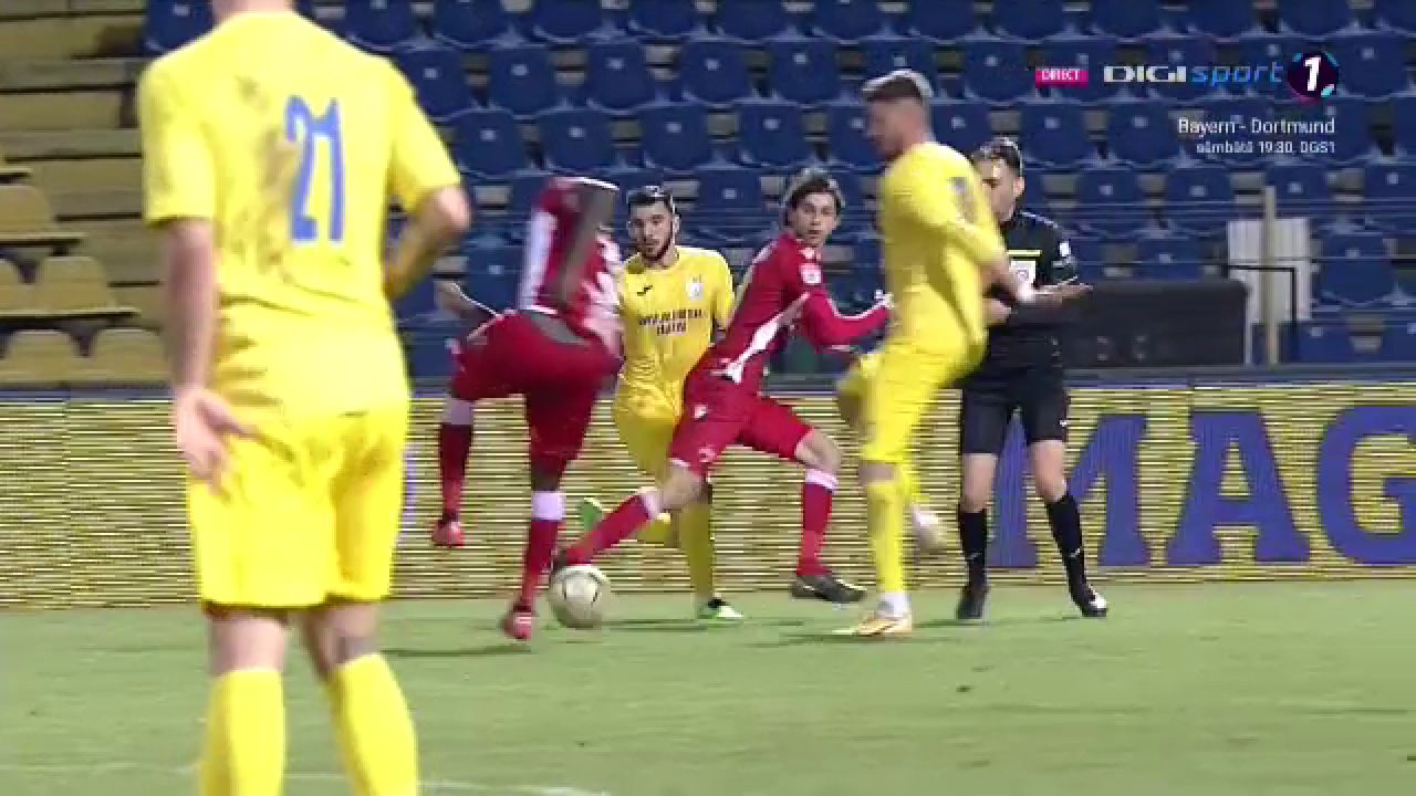 Doar de arbitru nu mai fusese faultat Fabbrini! :) Faza meciului dintre Dunarea Calarasi si Dinamo l-a avut protagonist pe centralul Gaman! Ce a putut sa faca_3