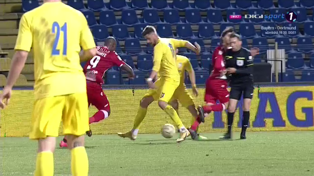 Doar de arbitru nu mai fusese faultat Fabbrini! :) Faza meciului dintre Dunarea Calarasi si Dinamo l-a avut protagonist pe centralul Gaman! Ce a putut sa faca_4