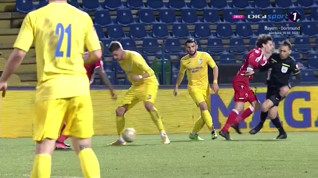 Doar de arbitru nu mai fusese faultat Fabbrini! :) Faza meciului dintre Dunarea Calarasi si Dinamo l-a avut protagonist pe centralul Gaman! Ce a putut sa faca_5