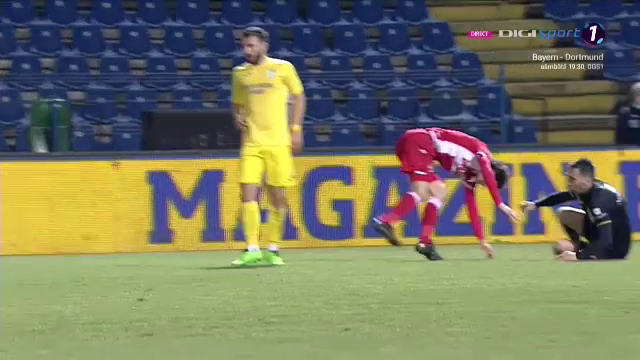 Doar de arbitru nu mai fusese faultat Fabbrini! :) Faza meciului dintre Dunarea Calarasi si Dinamo l-a avut protagonist pe centralul Gaman! Ce a putut sa faca_7