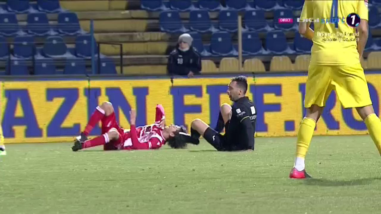 Doar de arbitru nu mai fusese faultat Fabbrini! :) Faza meciului dintre Dunarea Calarasi si Dinamo l-a avut protagonist pe centralul Gaman! Ce a putut sa faca_8