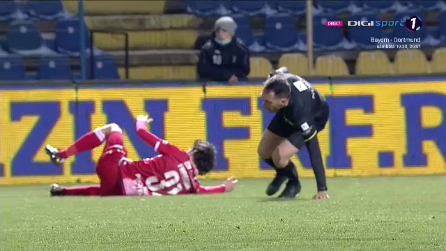 Doar de arbitru nu mai fusese faultat Fabbrini! :) Faza meciului dintre Dunarea Calarasi si Dinamo l-a avut protagonist pe centralul Gaman! Ce a putut sa faca_9