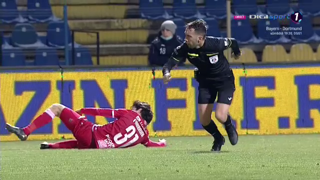 Doar de arbitru nu mai fusese faultat Fabbrini! :) Faza meciului dintre Dunarea Calarasi si Dinamo l-a avut protagonist pe centralul Gaman! Ce a putut sa faca_10