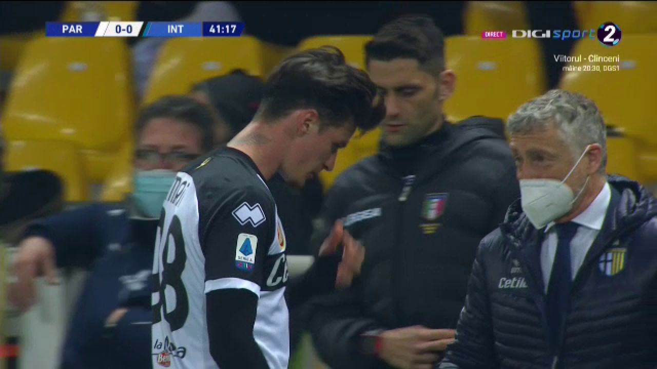 Panica la Parma! Man l-a SPERIAT pe D'Aversa dupa o intrare dura! A fost schimbat la pauza de antrenorul italian_40