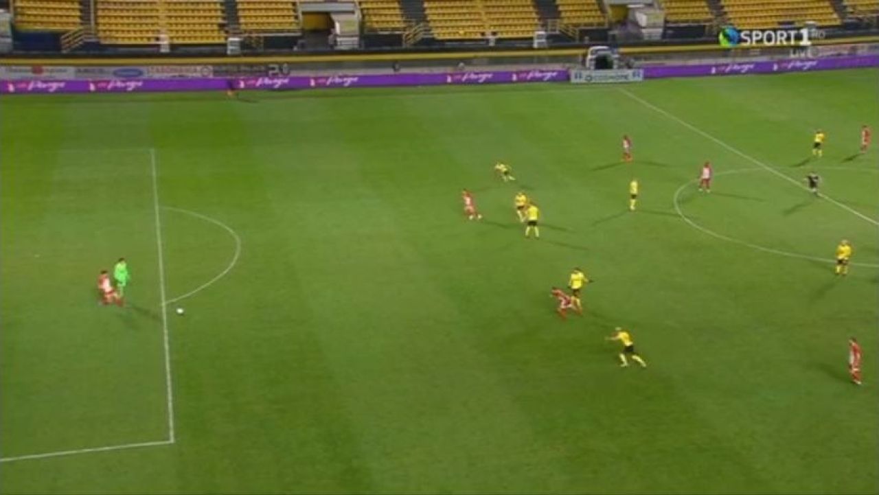 E faza care face acum inconjurul lumii! Asa ceva se intampla o data la 10 ani! Portarul era gata sa degajeze, apoi a urmat dezastrul! Ce a putut sa se intample_1