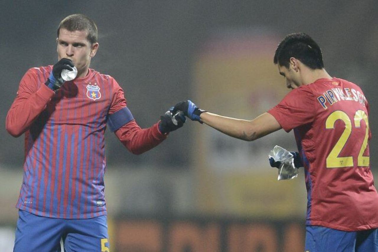 Dezvaluiri INCREDIBILE din primul mandat al lui Reghecampf la FCSB! Ce se afla in pungutele controversate din care au baut jucatorii in timpul unui meci_1