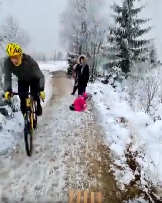 Amenda halucinanta pentru biciclistul care a infuriat planeta! Cat trebuie sa plateasca dupa ce a dat jos un copil pentru a-si face loc_2