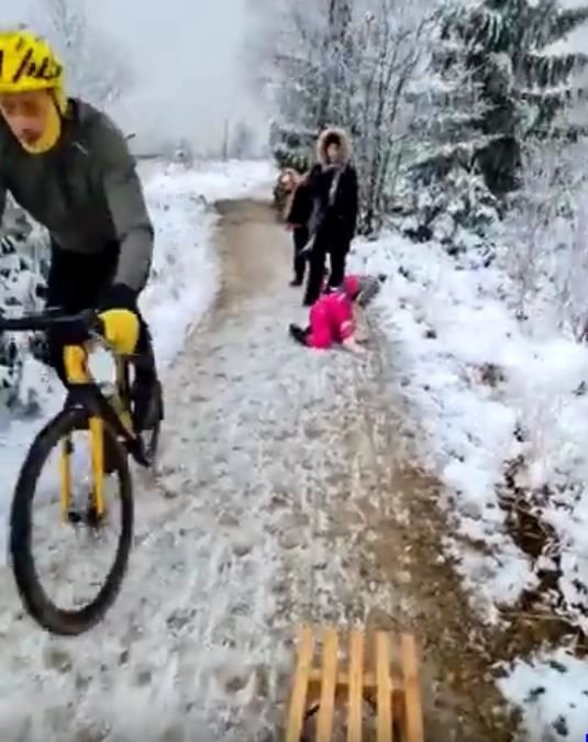 Amenda halucinanta pentru biciclistul care a infuriat planeta! Cat trebuie sa plateasca dupa ce a dat jos un copil pentru a-si face loc_3