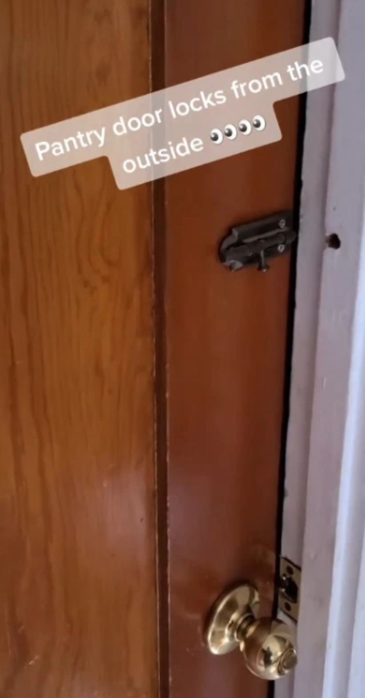 S-au mutat in casa groazei! Incredibil ce a descoperit un cuplu in locuinta pe care abia a inchiriat-o! Imaginile care dau fiori_6
