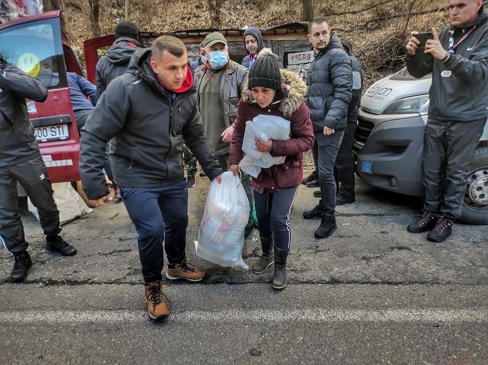 Idee fantastica a ultrasilor Stelei! Au umplut masinile si s-au dus in catunele izolate ale Romaniei! Peste 4 tone de alimente au ajuns la oameni_14