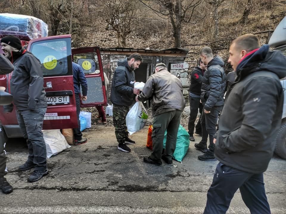 Idee fantastica a ultrasilor Stelei! Au umplut masinile si s-au dus in catunele izolate ale Romaniei! Peste 4 tone de alimente au ajuns la oameni_16