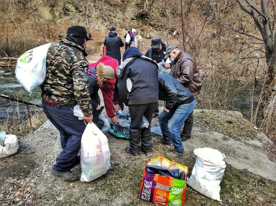Idee fantastica a ultrasilor Stelei! Au umplut masinile si s-au dus in catunele izolate ale Romaniei! Peste 4 tone de alimente au ajuns la oameni_17