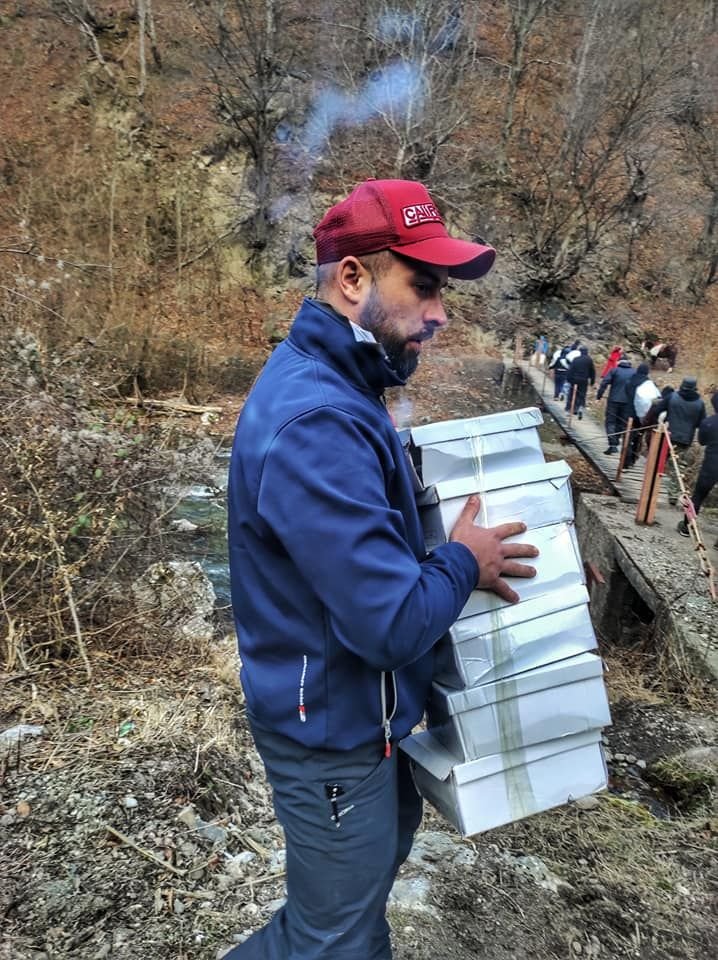 Idee fantastica a ultrasilor Stelei! Au umplut masinile si s-au dus in catunele izolate ale Romaniei! Peste 4 tone de alimente au ajuns la oameni_18