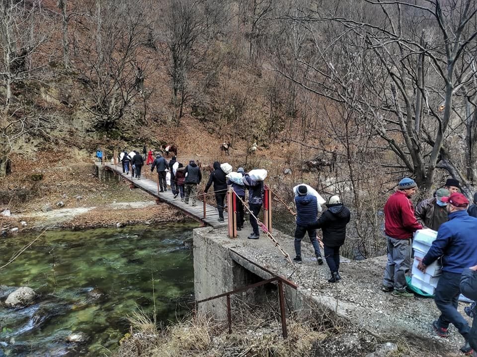 Idee fantastica a ultrasilor Stelei! Au umplut masinile si s-au dus in catunele izolate ale Romaniei! Peste 4 tone de alimente au ajuns la oameni_19
