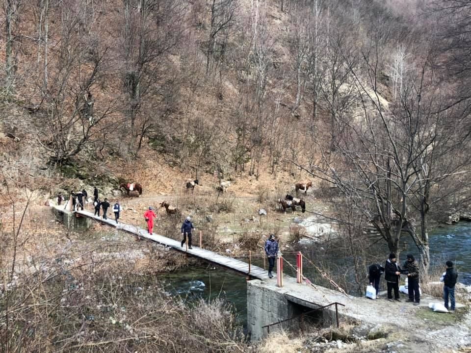 Idee fantastica a ultrasilor Stelei! Au umplut masinile si s-au dus in catunele izolate ale Romaniei! Peste 4 tone de alimente au ajuns la oameni_22