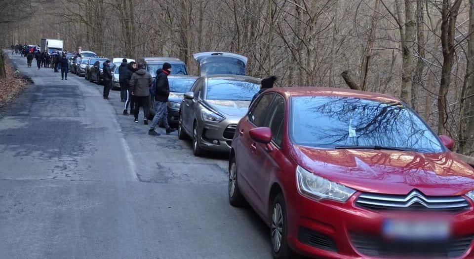 Idee fantastica a ultrasilor Stelei! Au umplut masinile si s-au dus in catunele izolate ale Romaniei! Peste 4 tone de alimente au ajuns la oameni_28