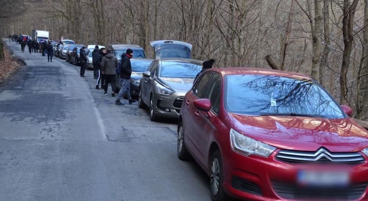 Idee fantastica a ultrasilor Stelei! Au umplut masinile si s-au dus in catunele izolate ale Romaniei! Peste 4 tone de alimente au ajuns la oameni_28