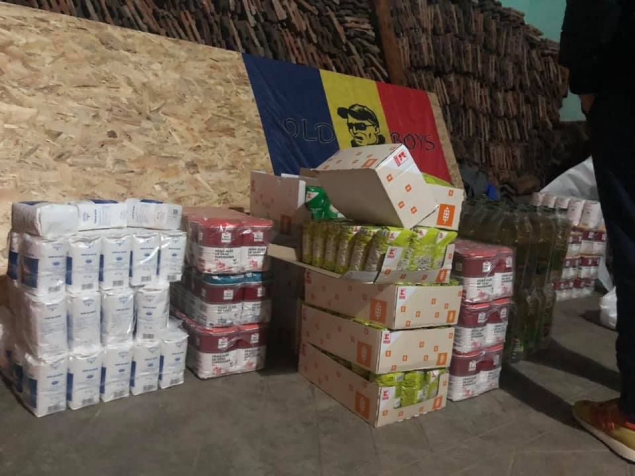 Idee fantastica a ultrasilor Stelei! Au umplut masinile si s-au dus in catunele izolate ale Romaniei! Peste 4 tone de alimente au ajuns la oameni_33