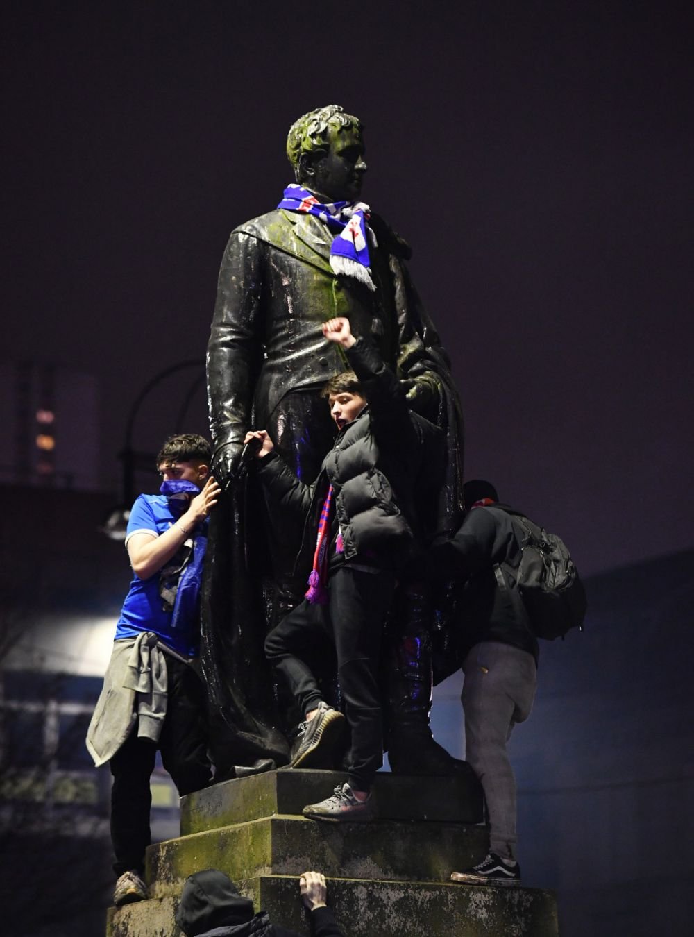 Fanii lui Ianis Hagi au lasat un DEZASTRU in urma lor! Cum arata strazile din Glasgow dupa ce suporterii lui Rangers au sarbatorit titlul _3