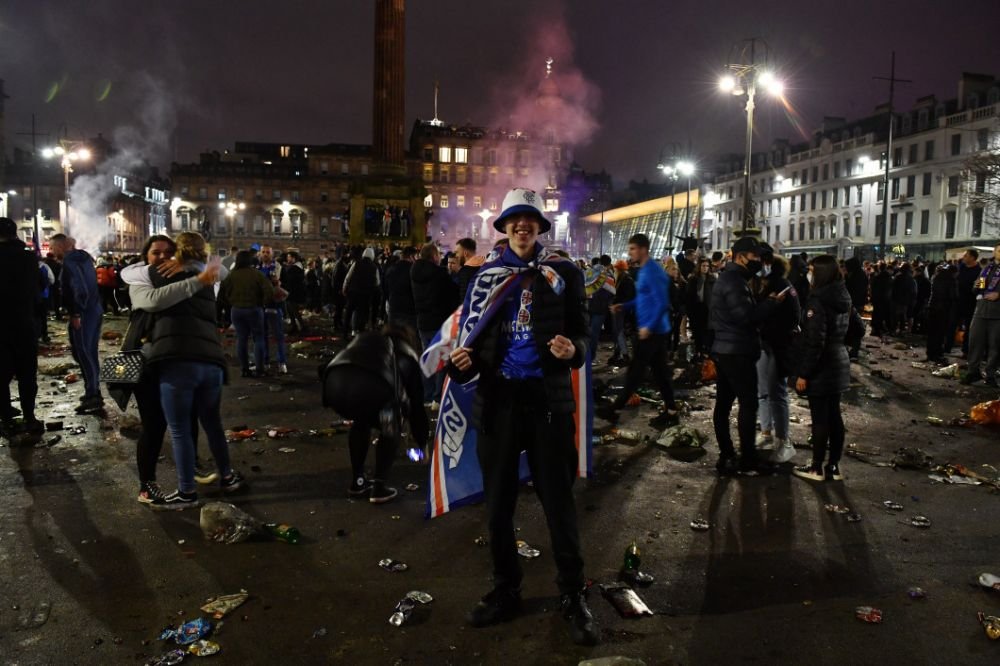 Fanii lui Ianis Hagi au lasat un DEZASTRU in urma lor! Cum arata strazile din Glasgow dupa ce suporterii lui Rangers au sarbatorit titlul _4