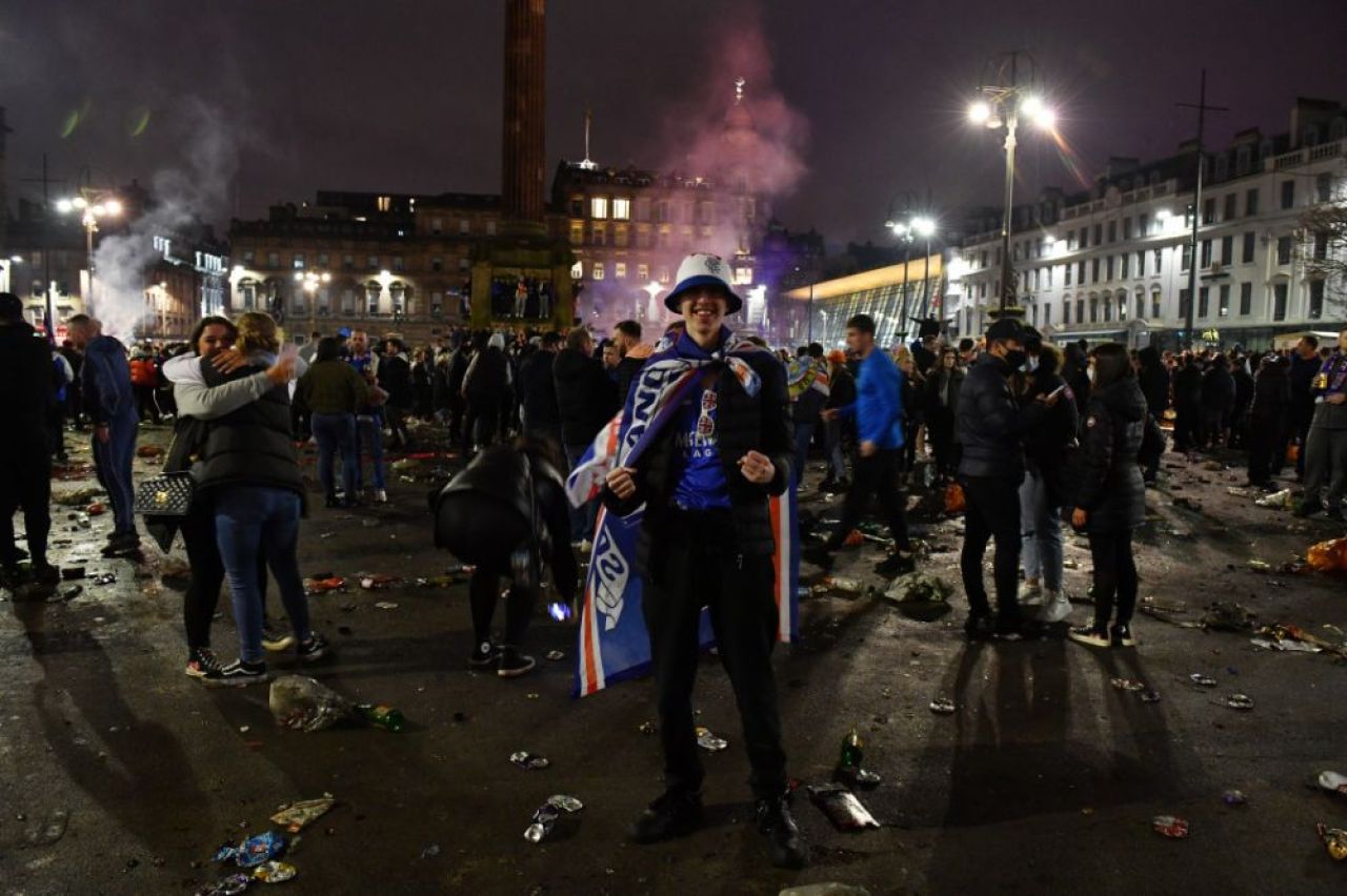 Fanii lui Ianis Hagi au lasat un DEZASTRU in urma lor! Cum arata strazile din Glasgow dupa ce suporterii lui Rangers au sarbatorit titlul _4