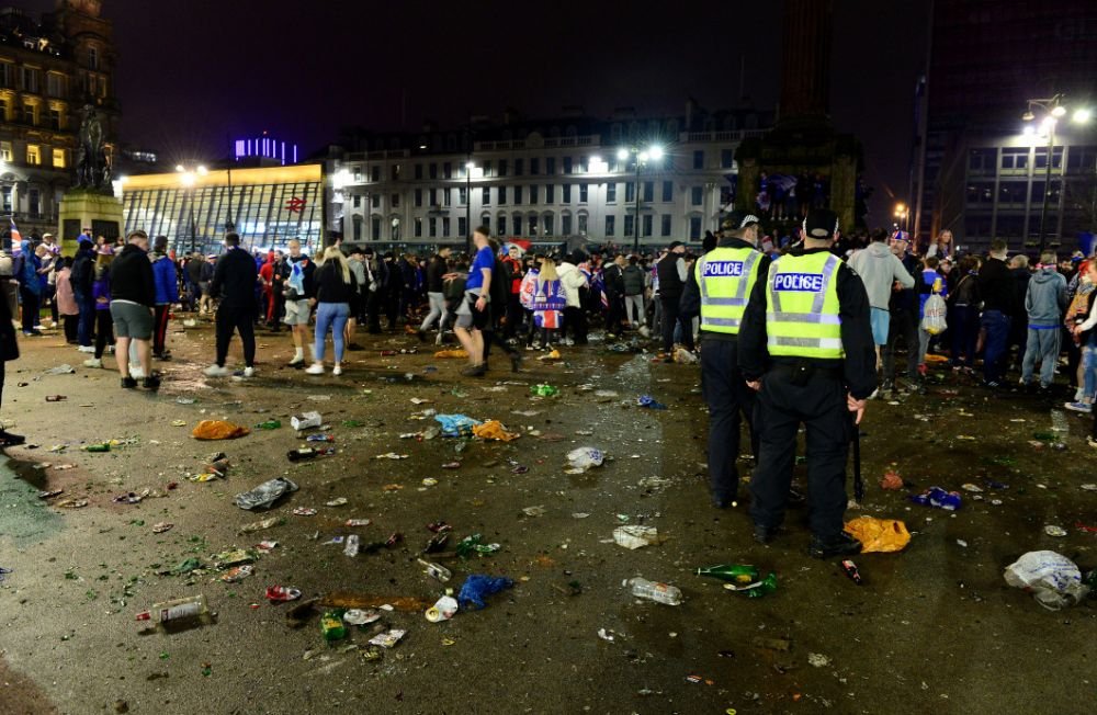 Fanii lui Ianis Hagi au lasat un DEZASTRU in urma lor! Cum arata strazile din Glasgow dupa ce suporterii lui Rangers au sarbatorit titlul _10
