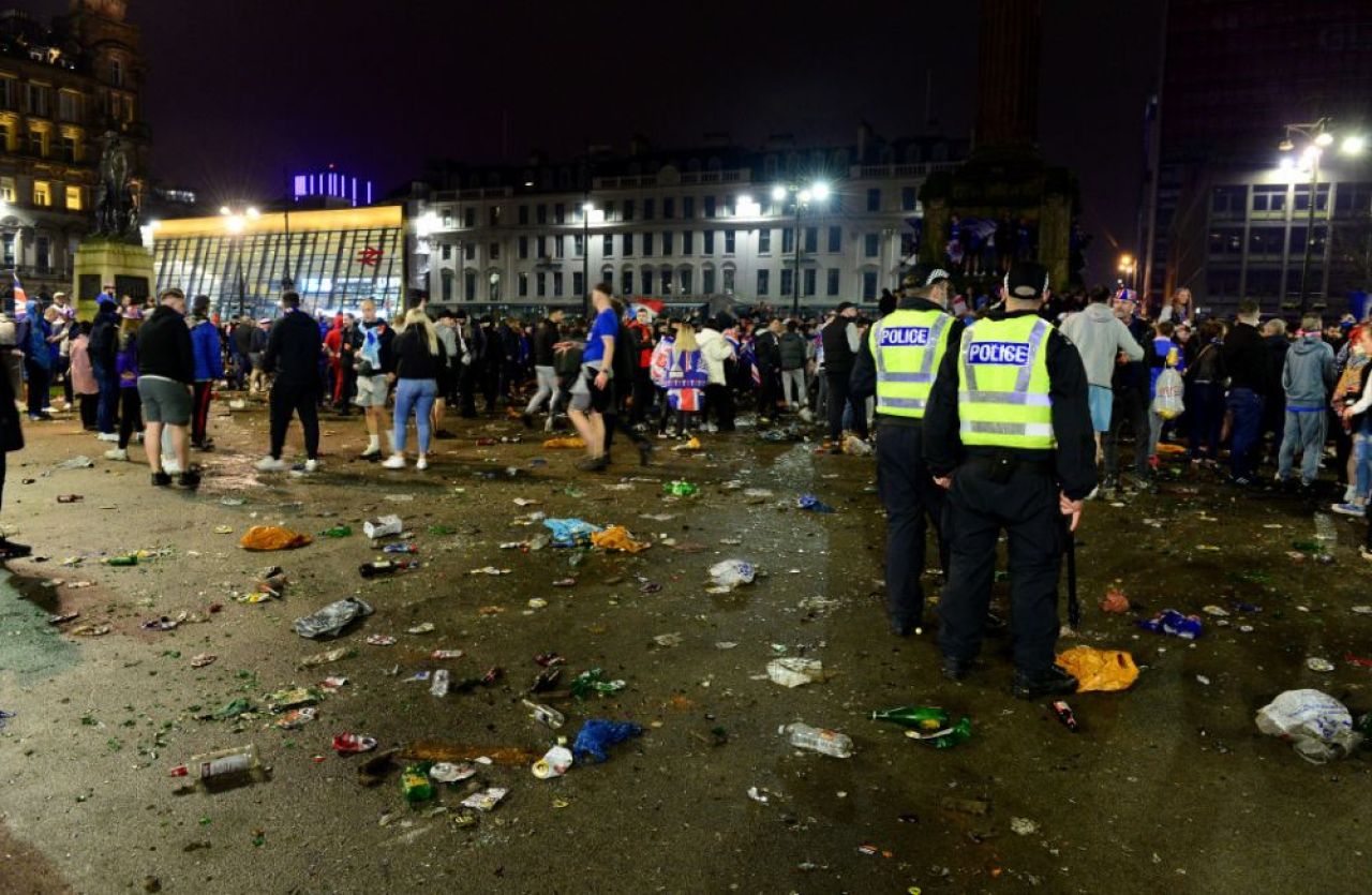 Fanii lui Ianis Hagi au lasat un DEZASTRU in urma lor! Cum arata strazile din Glasgow dupa ce suporterii lui Rangers au sarbatorit titlul _10