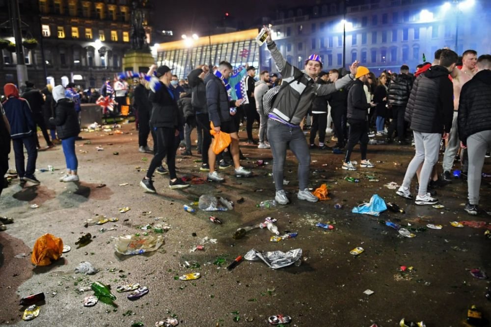 Fanii lui Ianis Hagi au lasat un DEZASTRU in urma lor! Cum arata strazile din Glasgow dupa ce suporterii lui Rangers au sarbatorit titlul _9