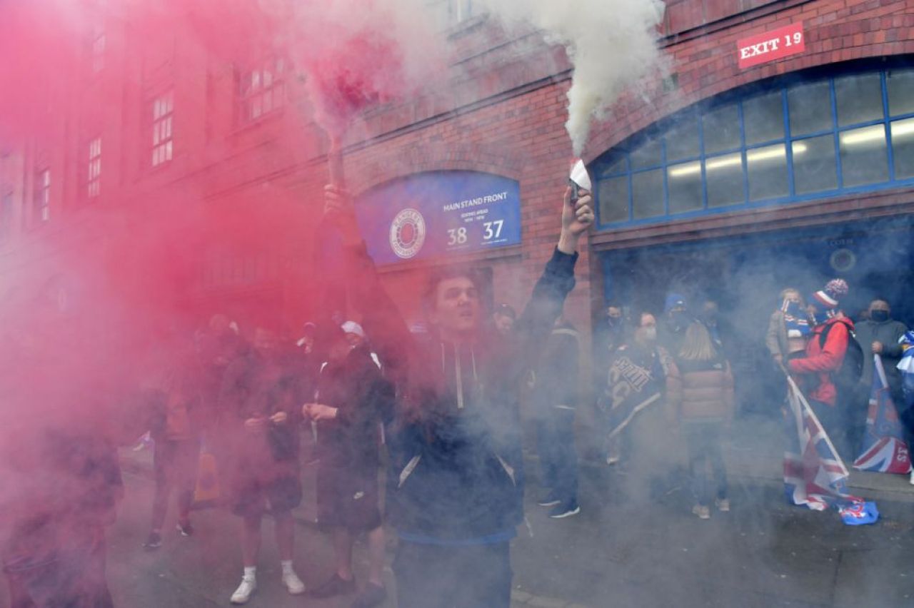 Fanii lui Ianis Hagi au lasat un DEZASTRU in urma lor! Cum arata strazile din Glasgow dupa ce suporterii lui Rangers au sarbatorit titlul _11