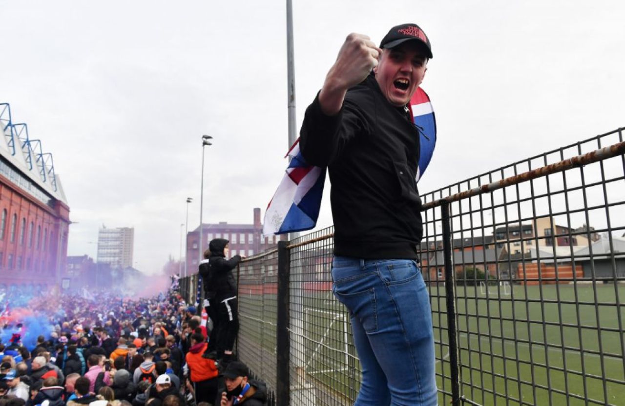 Fanii lui Ianis Hagi au lasat un DEZASTRU in urma lor! Cum arata strazile din Glasgow dupa ce suporterii lui Rangers au sarbatorit titlul _12