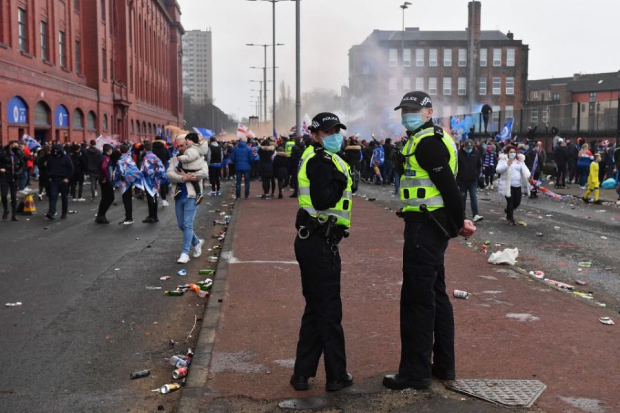 Fanii lui Ianis Hagi au lasat un DEZASTRU in urma lor! Cum arata strazile din Glasgow dupa ce suporterii lui Rangers au sarbatorit titlul _13