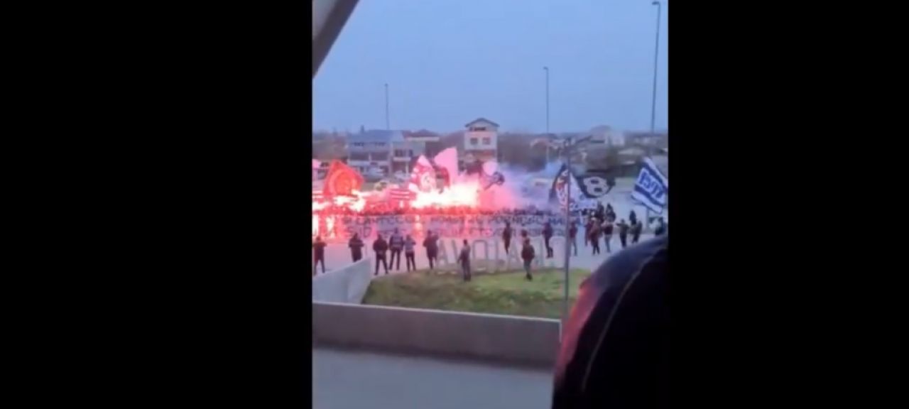 Atfmosfera INCREDIBILA pentru revenirea Craiovei pe Oblemenco! Jucatorii au iesit sa vada show-ul fantastic al ultrasilor! Uluitor: Craiova a pierdut primul meci al sezonului in B!_3