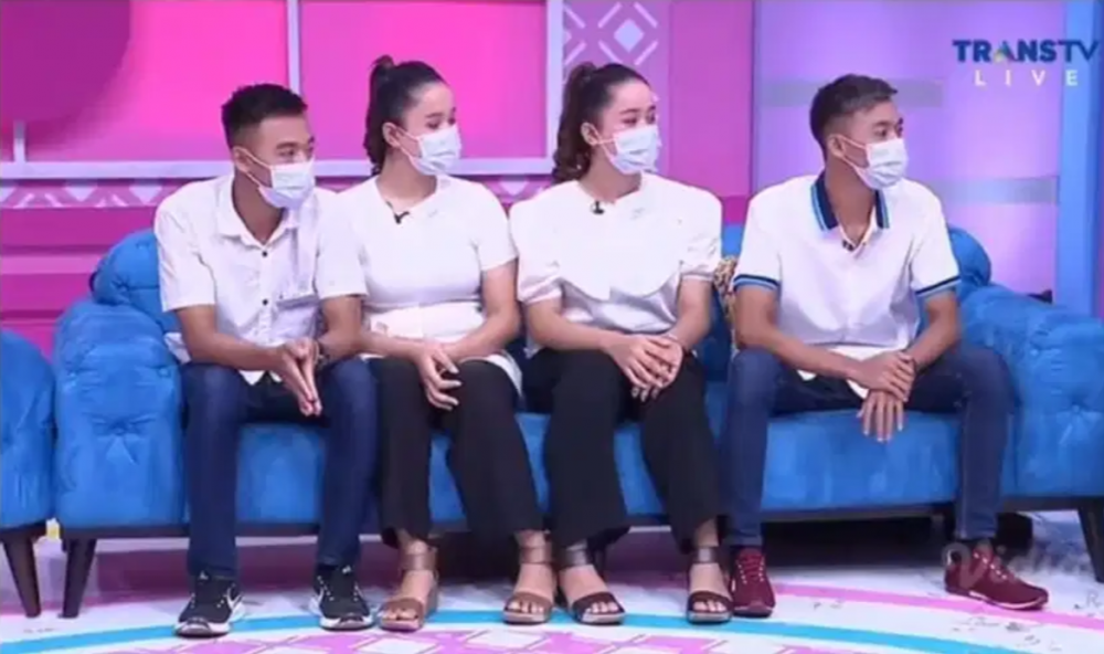 Caz incredibil! Gemenii care s-au casatorit cu surori identice! S-au mutat impreuna imediat dupa nunta _3