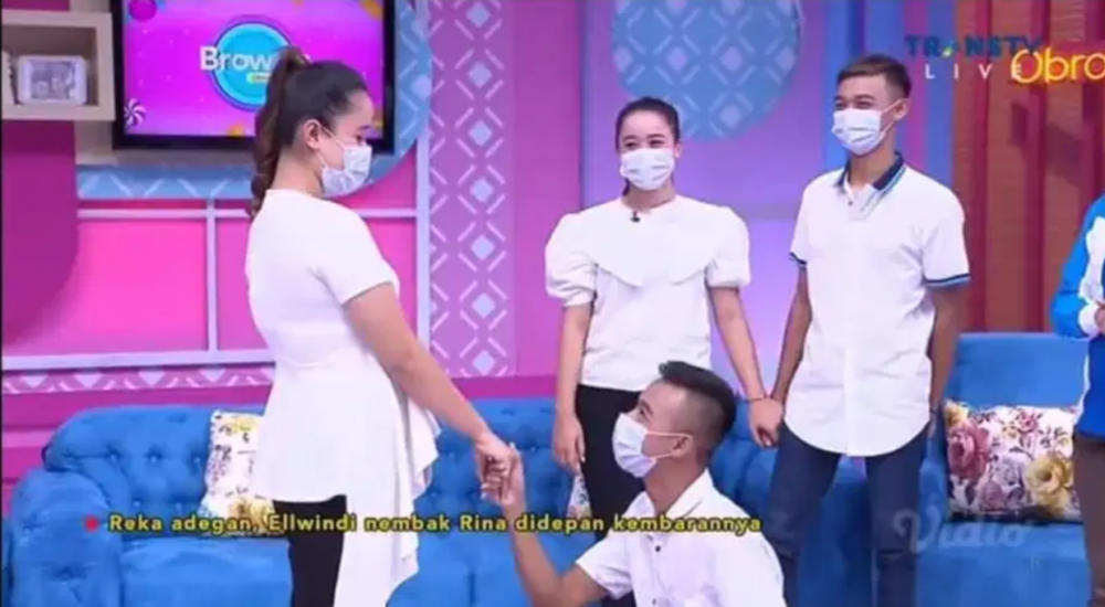 Caz incredibil! Gemenii care s-au casatorit cu surori identice! S-au mutat impreuna imediat dupa nunta _6