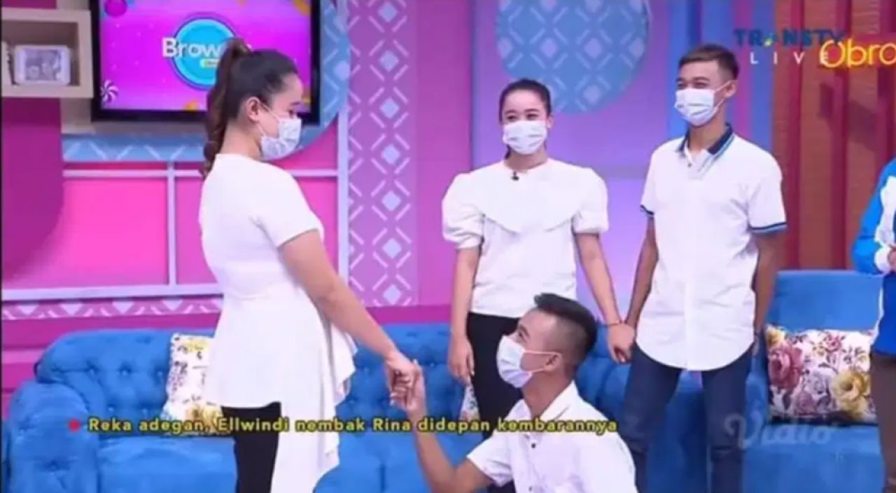 Caz incredibil! Gemenii care s-au casatorit cu surori identice! S-au mutat impreuna imediat dupa nunta _6