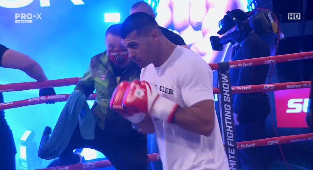 BATAIE PE VIATA SI PE MOARTE! Bogdan Stoica l-a BATUT pe monstrul Latifaj la revenirea sa in ring dupa 2 ani! Rambo a GOLIT Mitraliera! VIDEO_3