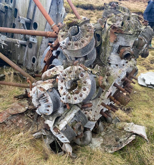 Descoperire INCREDIBILA facuta de doua femei in timpul unei plimbari! Au gasit epava unui avion prabusit in urma cu aproape 80 de ani_1