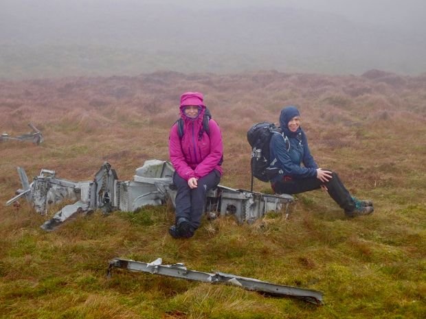 Descoperire INCREDIBILA facuta de doua femei in timpul unei plimbari! Au gasit epava unui avion prabusit in urma cu aproape 80 de ani_2
