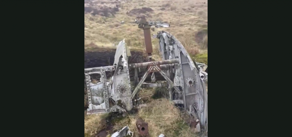 Descoperire INCREDIBILA facuta de doua femei in timpul unei plimbari! Au gasit epava unui avion prabusit in urma cu aproape 80 de ani_7