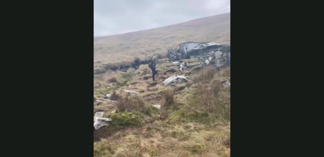 Descoperire INCREDIBILA facuta de doua femei in timpul unei plimbari! Au gasit epava unui avion prabusit in urma cu aproape 80 de ani_8