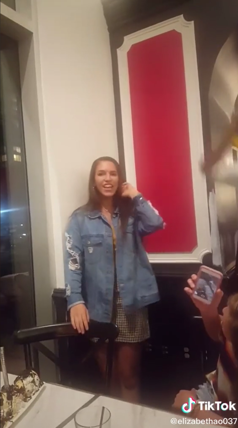 A trecut prin cel mai jenant moment, chiar de ziua ei! Imaginile virale dupa ce a luat in brate un ospatar_5