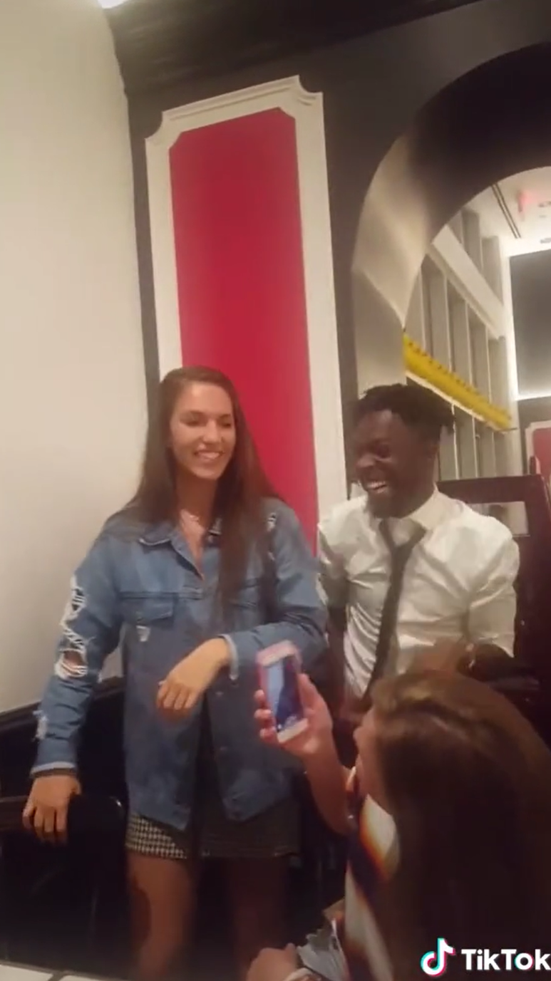 A trecut prin cel mai jenant moment, chiar de ziua ei! Imaginile virale dupa ce a luat in brate un ospatar_6
