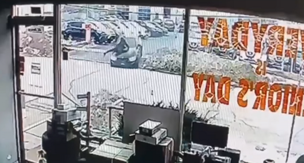 Halucinant! A cerut sa vada o masina si a furat-o! A mers mai mult de un km cu vanzatorul pe capota, conducand cu peste 100 km/h! Imagini incredibile_9