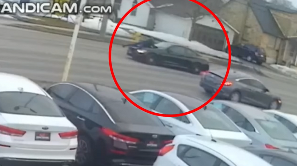 Halucinant! A cerut sa vada o masina si a furat-o! A mers mai mult de un km cu vanzatorul pe capota, conducand cu peste 100 km/h! Imagini incredibile_11