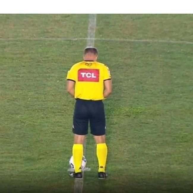 E clipul care face inconjurul lumii! Arbitrul s-a dus la centrul terenului si a urinat de fata cu jucatorii! Ce a putut sa faca apoi_4