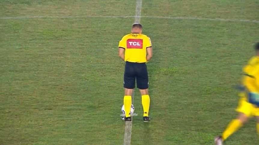 E clipul care face inconjurul lumii! Arbitrul s-a dus la centrul terenului si a urinat de fata cu jucatorii! Ce a putut sa faca apoi_5