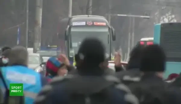 Tensiune MAXIMA: a fost NEBUNIE la sosirea FCSB in Ghencea! Un fan a sarit in FATA autocarului! Ce s-a intamplat